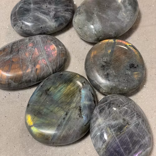 Labradorit lila flash Palmstone (större)
