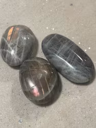 Labradorit lila flash mindre Palmstone