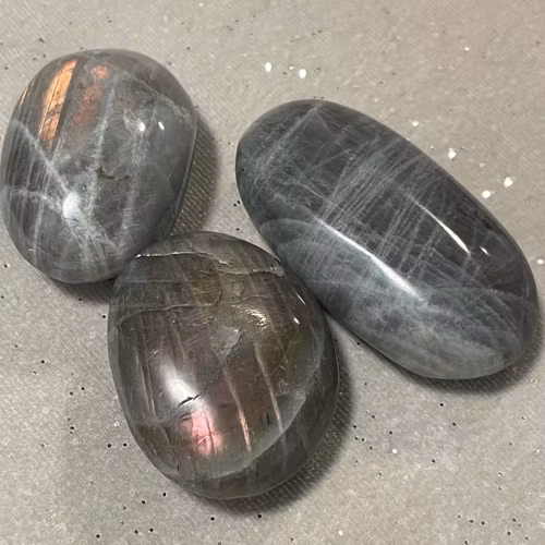 Labradorit lila flash mindre Palmstone