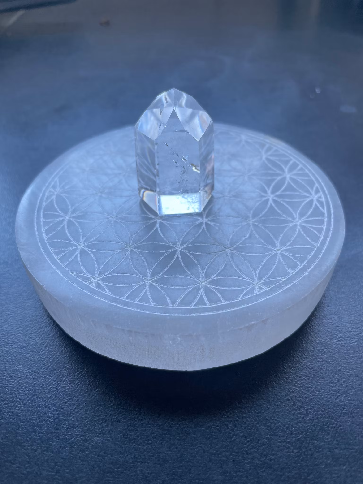 Selenit laddningsplatta med mönster 10cm rund