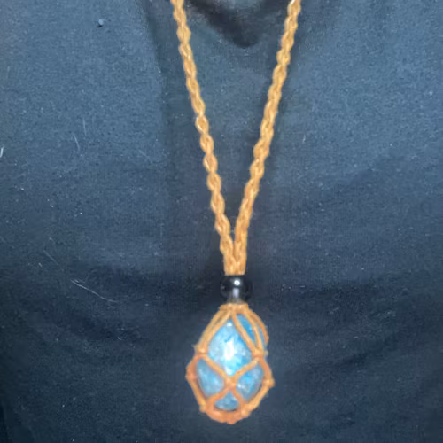 Makramé halsband för kristall (brunt)