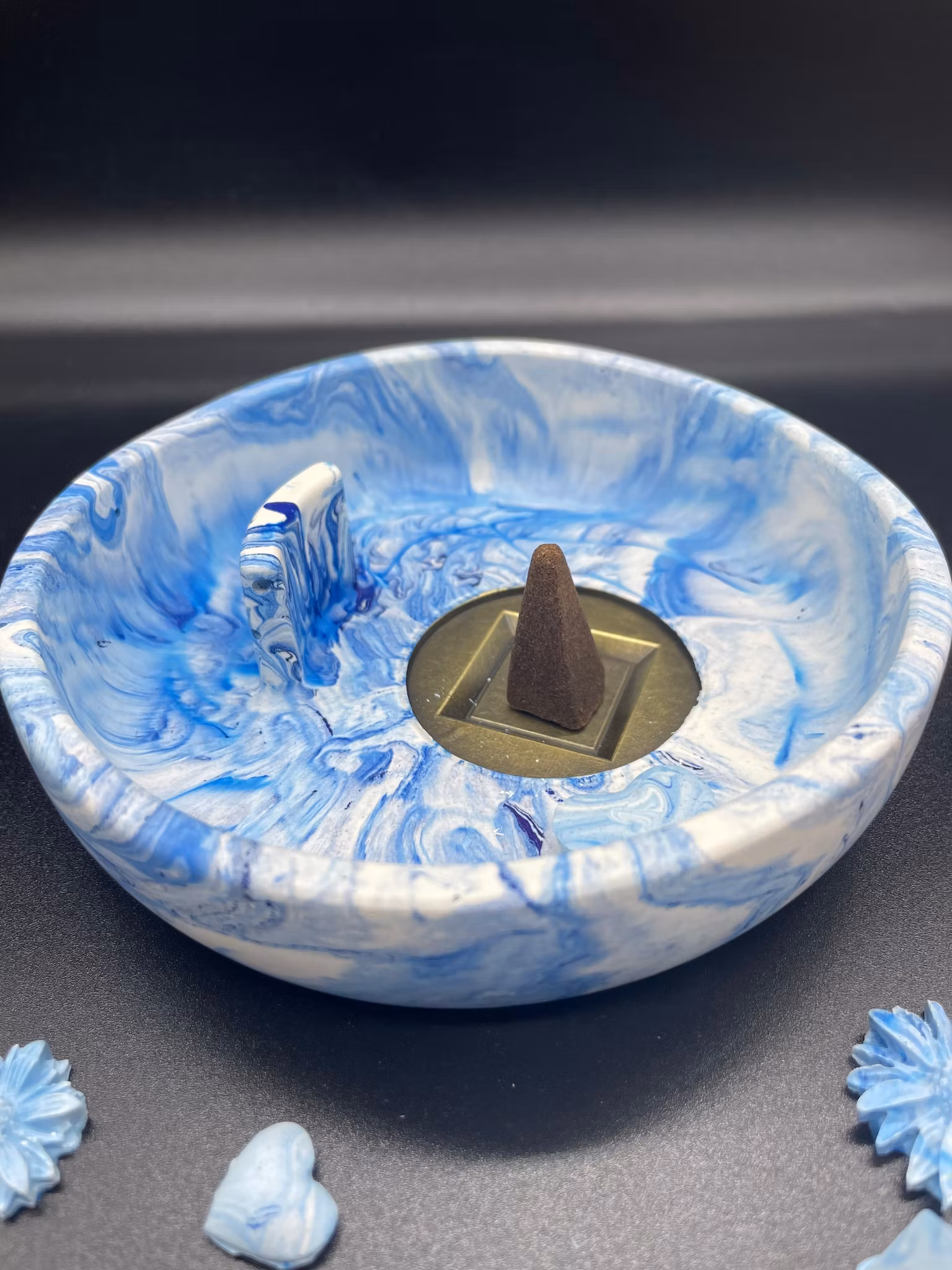 Jesmonite rund 299kr olika färger i butiken