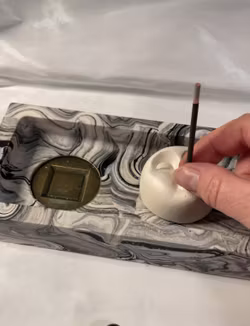 Rökelsebricka och ansikte