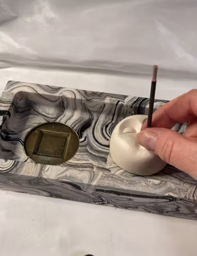 Rökelsebricka och ansikte