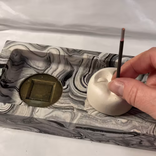 Rökelsebricka och ansikte