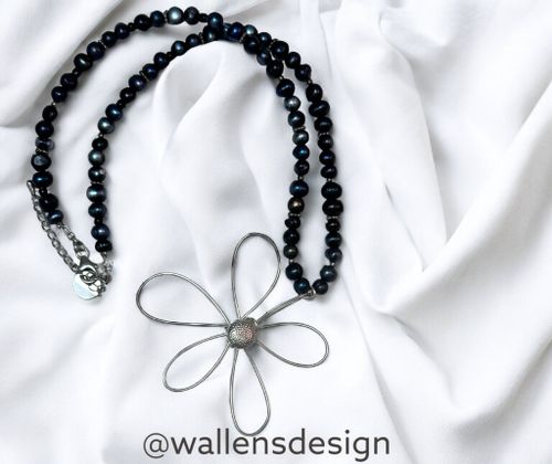 Daisy Original, blå-svart pärlhalsband med silverblomma