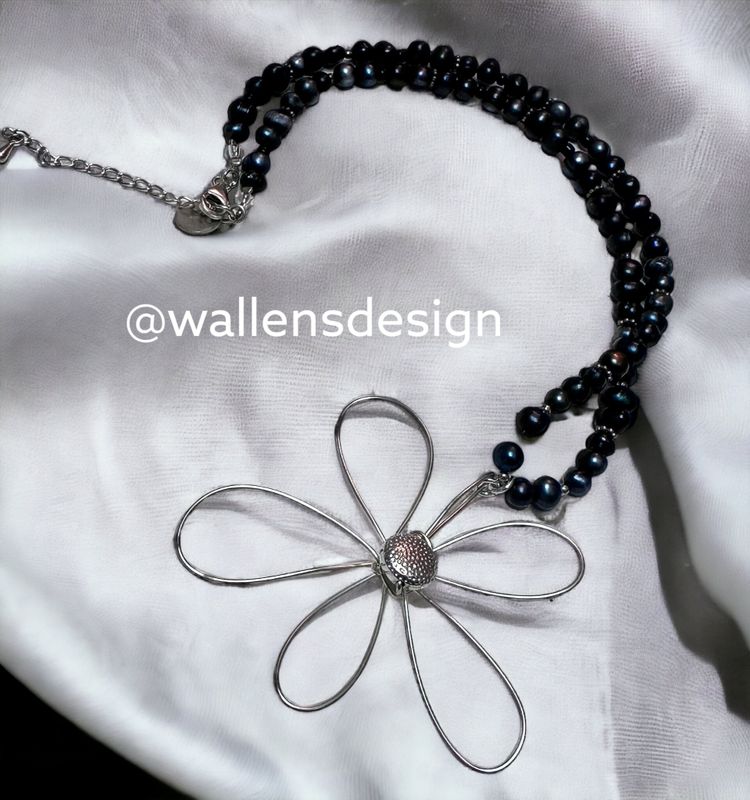 Daisy Original, blå-svart pärlhalsband med silverblomma