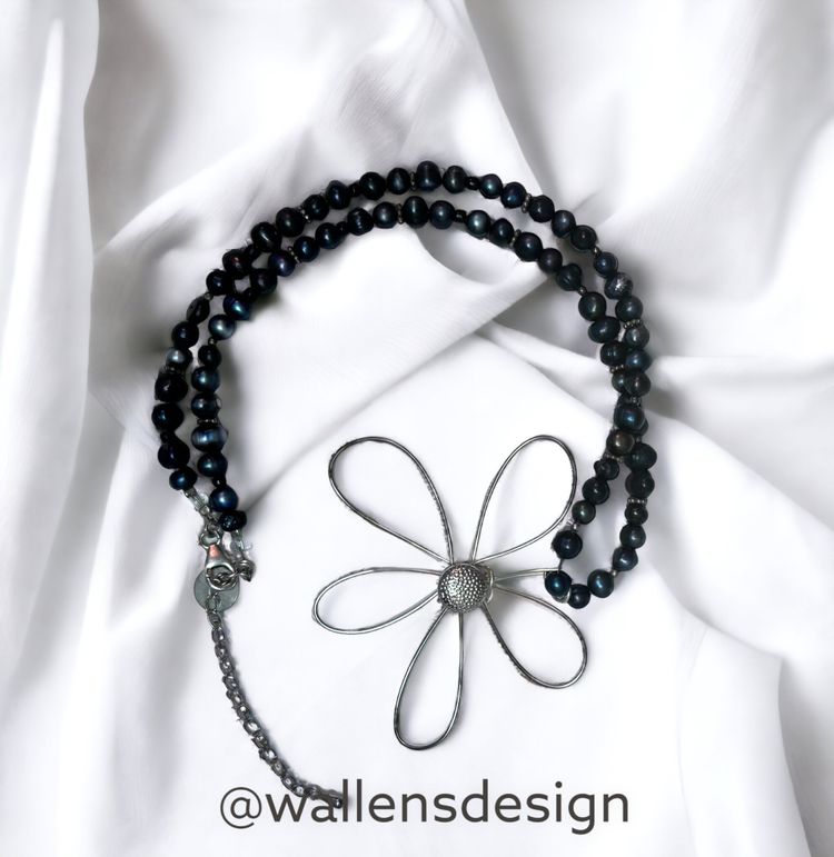 Daisy Original, blå-svart pärlhalsband med silverblomma