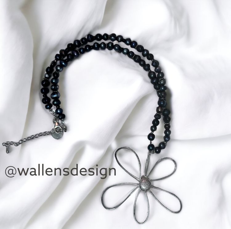 Daisy Original, blå-svart pärlhalsband med silverblomma