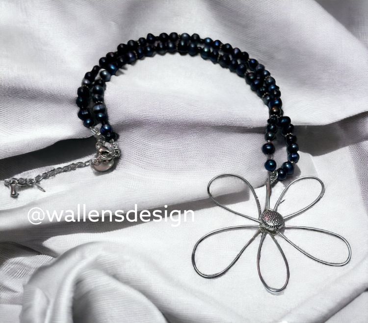Daisy Original, blå-svart pärlhalsband med silverblomma