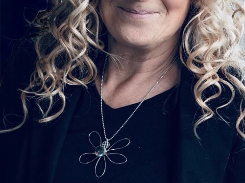 Modesty Original blomma i silver med svart pistill