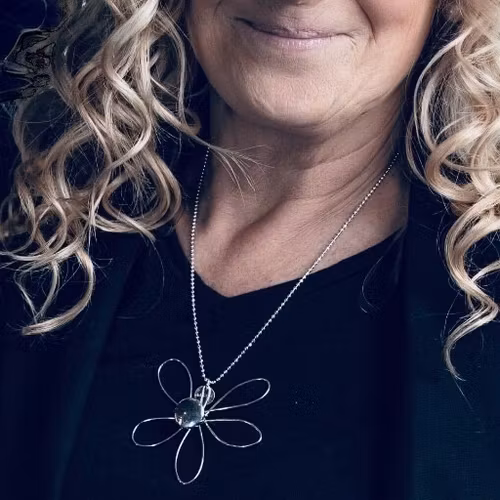 Modesty Original blomma i silver med svart pistill