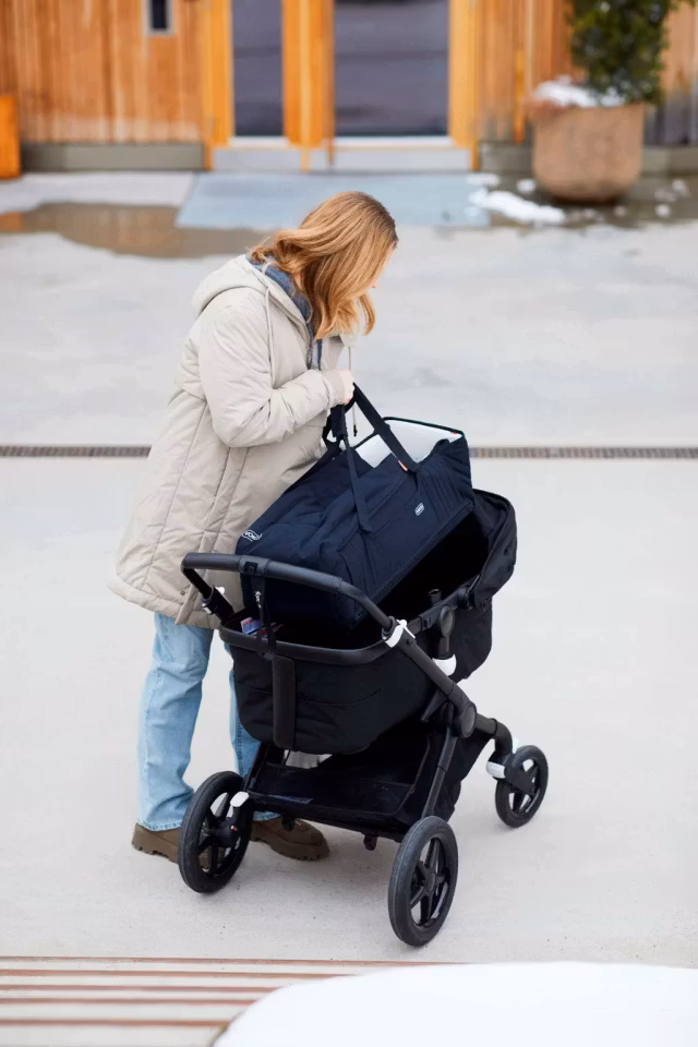 CARRY ME - Pustende og myk bærebag Svart