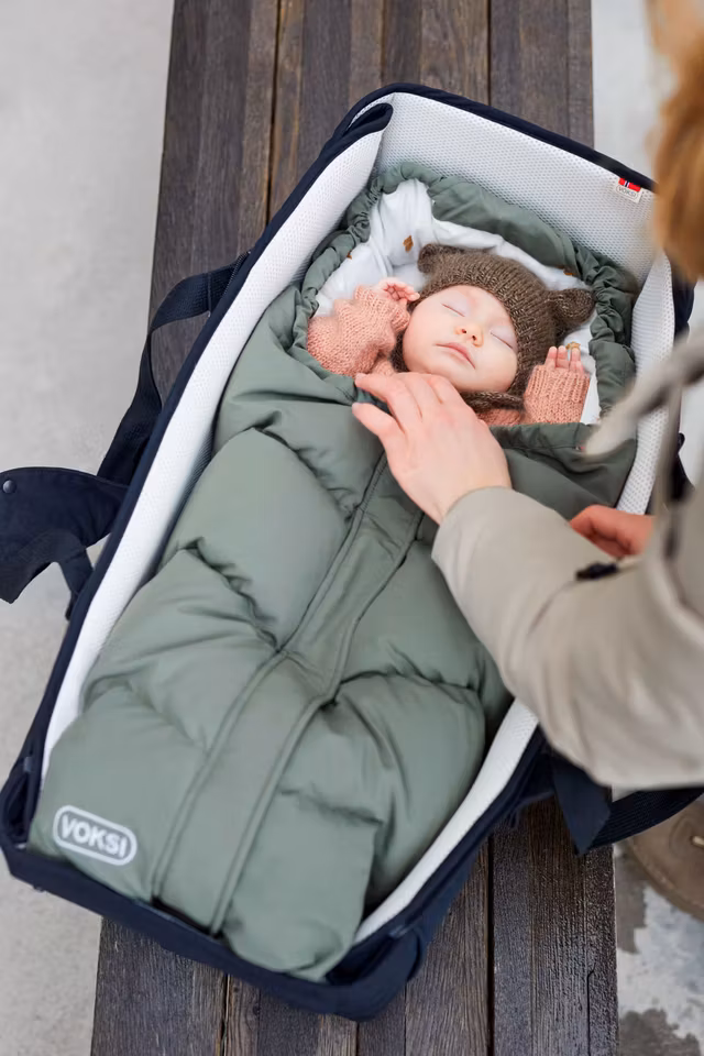 CARRY ME - Pustende og myk bærebag Svart
