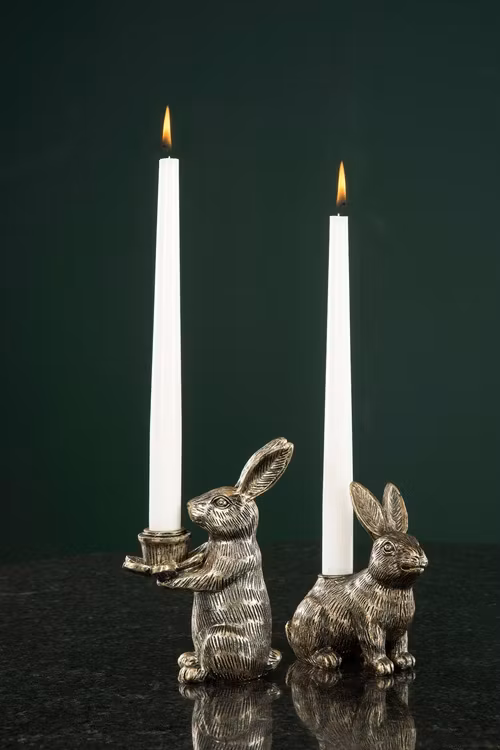 Hare Ljusstake sittande