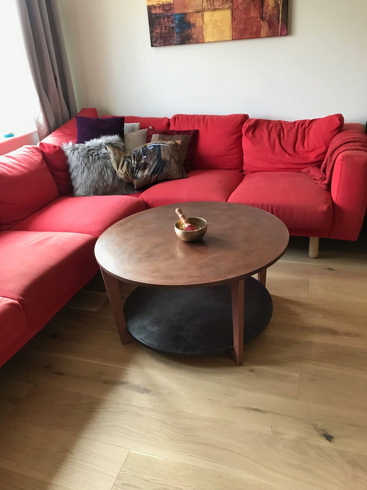 Bord i svart laminat målat som koppar