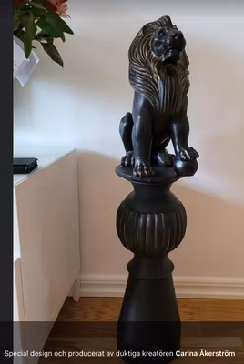 Staty i Trä med ståtligt lejon