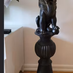 Staty i Trä med ståtligt lejon