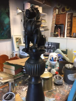 Staty i Trä med ståtligt lejon