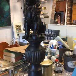 Staty i Trä med ståtligt lejon