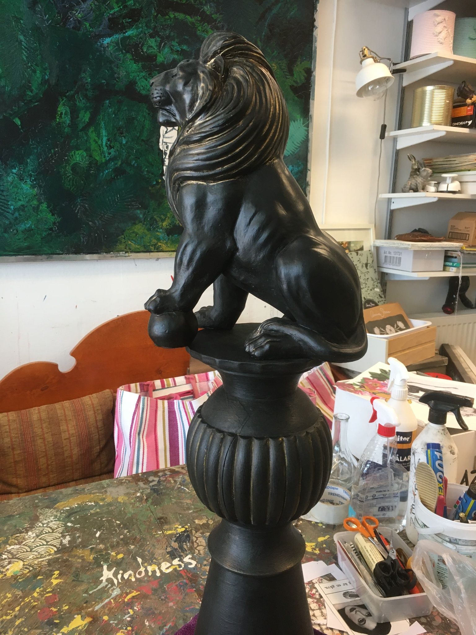Staty i Trä med ståtligt lejon