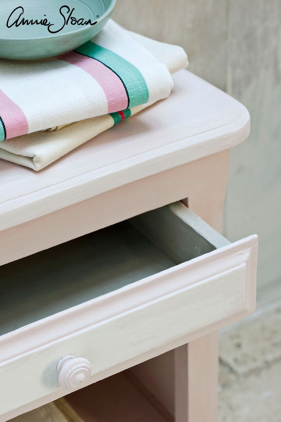 Annie Sloan Chalk paint Antoinette målad byrå Glada ungmöns diversehandel bild 6