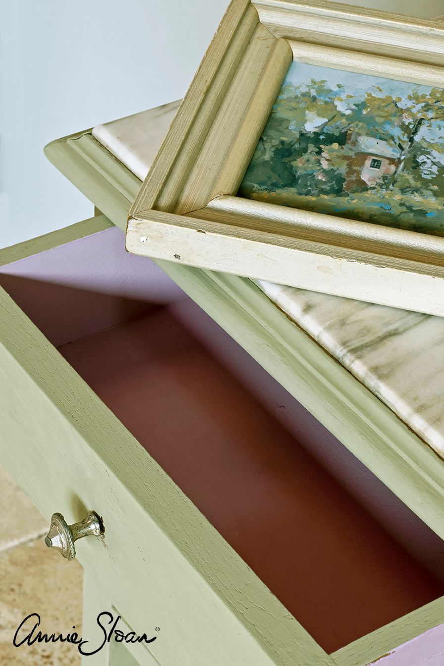 Annie Sloan Chalk paint Chateau Grey målad byrå Glada ungmöns diversehandel bild 6