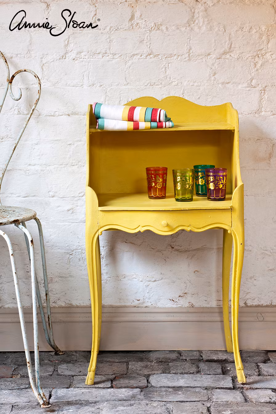 Annie Sloan Chalk paint English Yellow målat skåp Glada ungmöns diversehandel bild 5