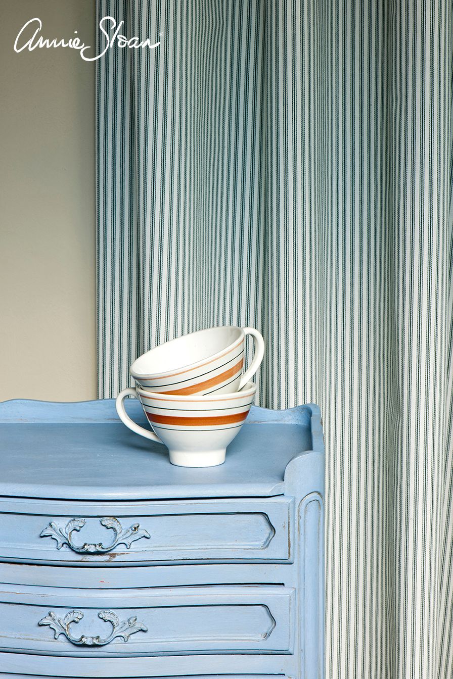 Annie Sloan Chalk paint Louis Blue målad byrå låda Glada ungmöns diversehandel bild 6