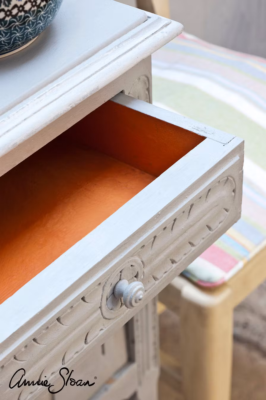 Annie Sloan Chalk paint Paris Grey målad byrå låda interiör Glada ungmöns diversehandel bild 6
