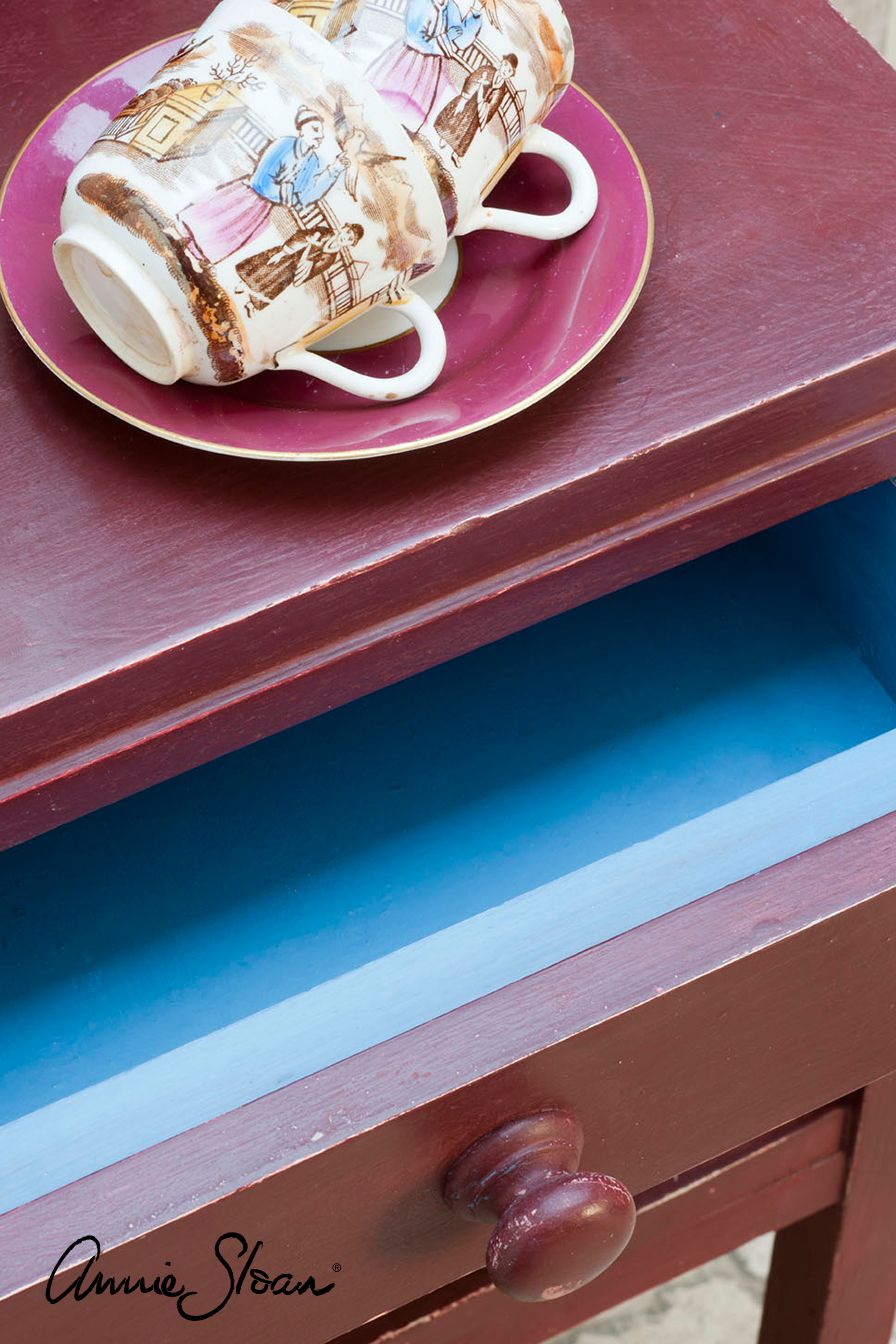 Annie Sloan Chalk paint Primer Red målad byrå låda Glada ungmöns diversehandel bild 5