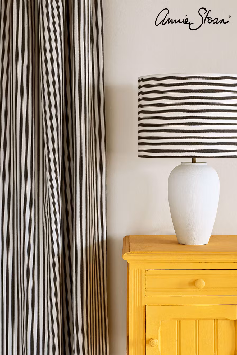 Annie Sloan Chalk paint Tilton målad byrå möbel interiör Glada ungmöns diversehandel bild 7