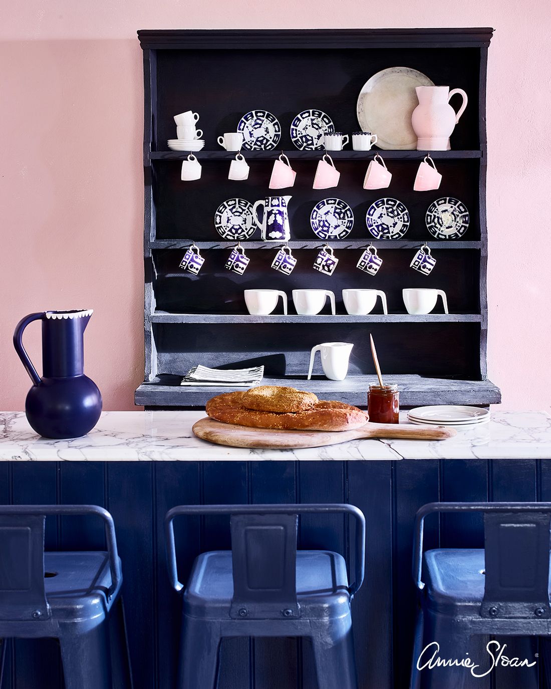 Annie Sloan Chalk paint Antoinette målad vägg Glada ungmöns diversehandel bild 7