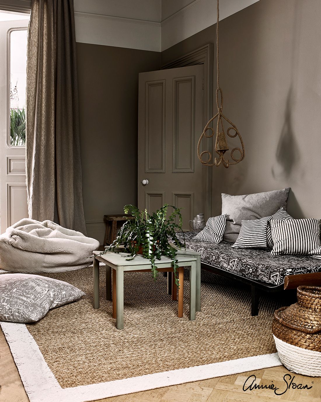 Annie Sloan Chalk paint French Linen målad vägg interiör Glada ungmöns diversehandel bild 10