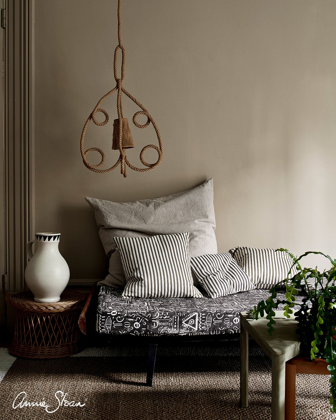 Annie Sloan Chalk paint French Linen målad vägg interiör Glada ungmöns diversehandel bild 11