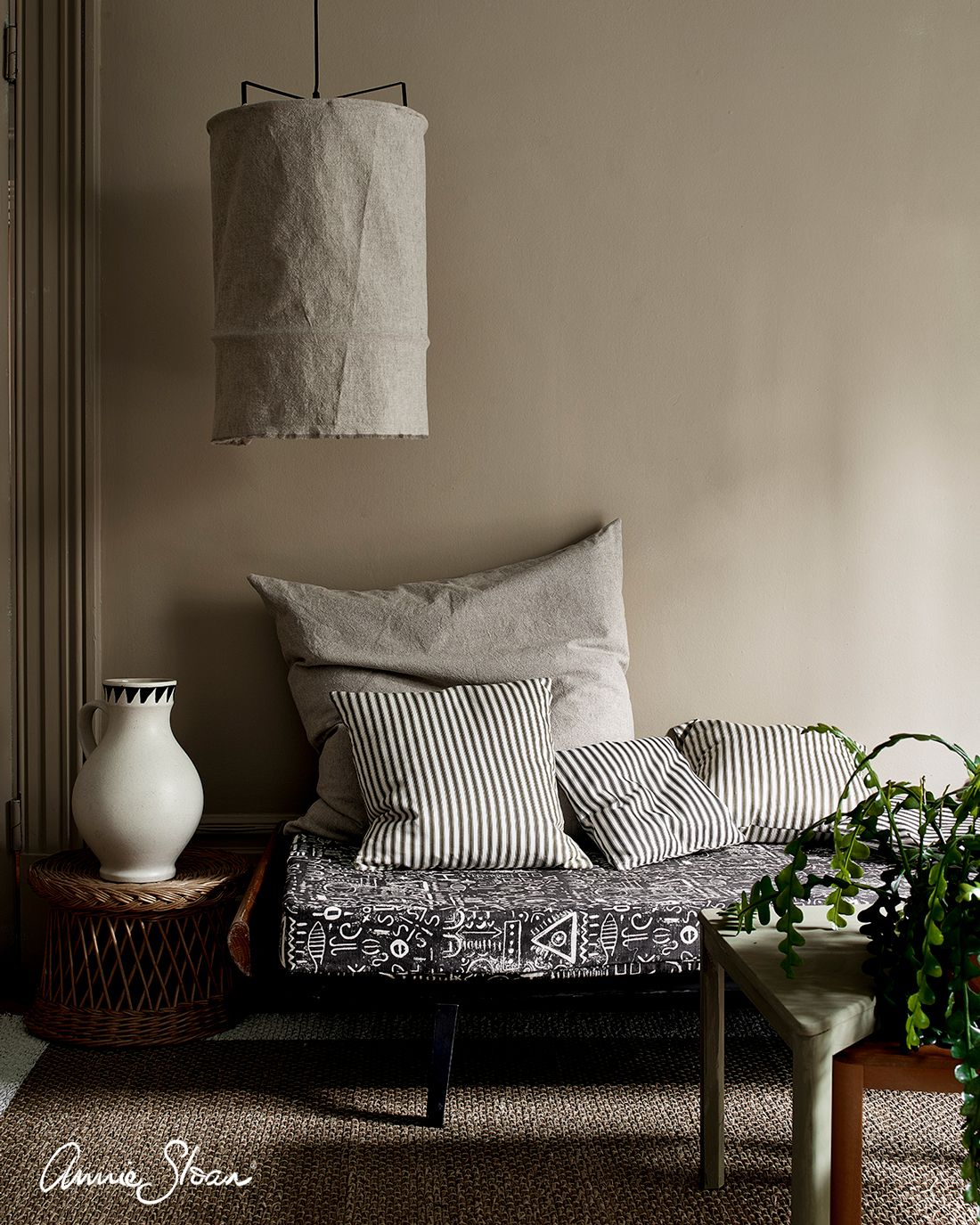 Annie Sloan Chalk paint French Linen målad vägg interiör Glada ungmöns diversehandel bild 12