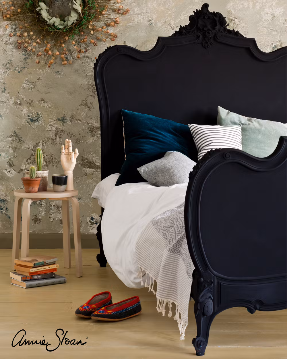 Annie Sloan Chalk paint Athenian black målad säng interiör Glada ungmöns diversehandel bild 9