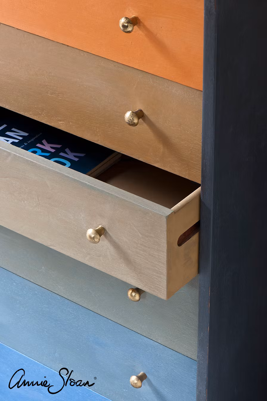 Annie Sloan Chalk paint Barcelona målat skåp Glada ungmöns diversehandel bild 9