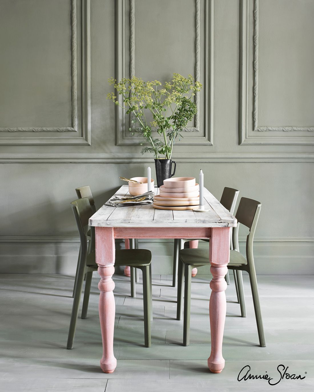 Annie Sloan Chalk paint Chateau Grey målad vägg Glada ungmöns diversehandel bild 7