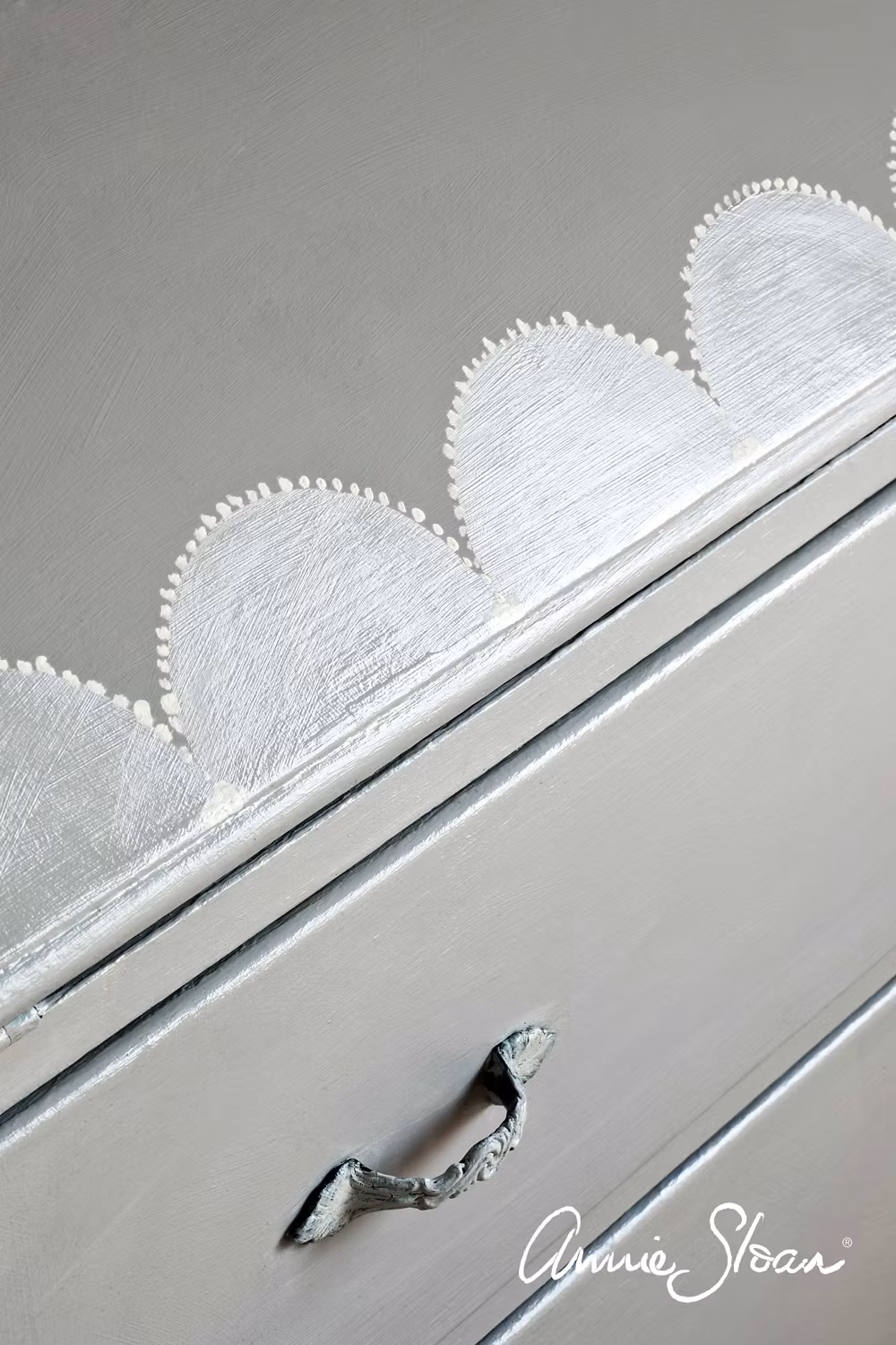 Annie Sloan Chalk paint Chicago  Grey målad byrå Glada ungmöns diversehandel bild 7