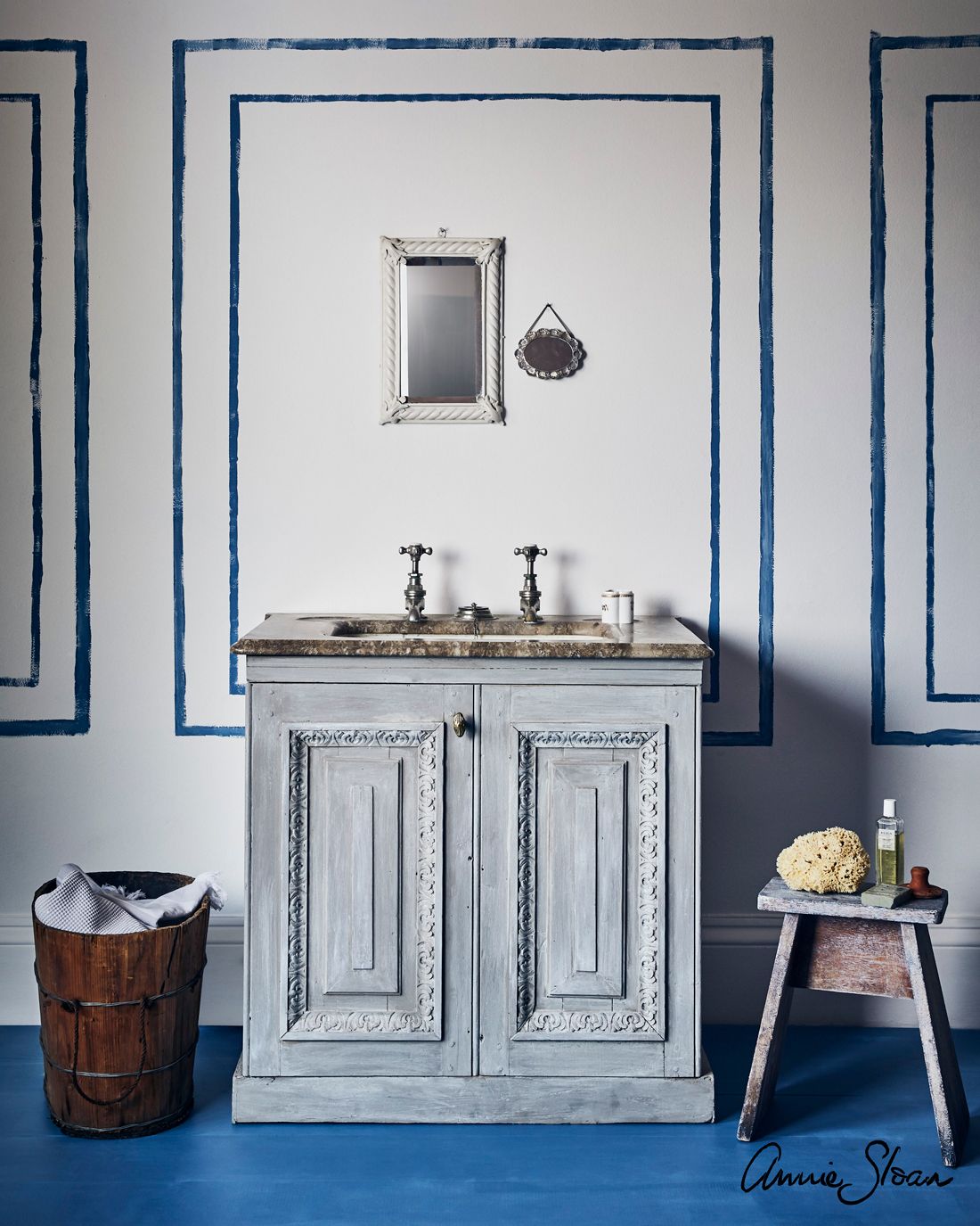 Annie Sloan Chalk paint Greek Blue målad vägg interiör Glada ungmöns diversehandel bild 12