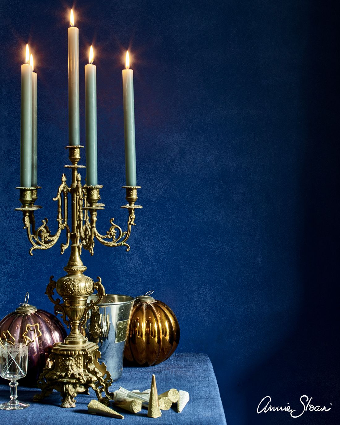 Annie Sloan Chalk paint Napoleonic Blue målad vägg interiör Glada ungmöns diversehandel bild 10