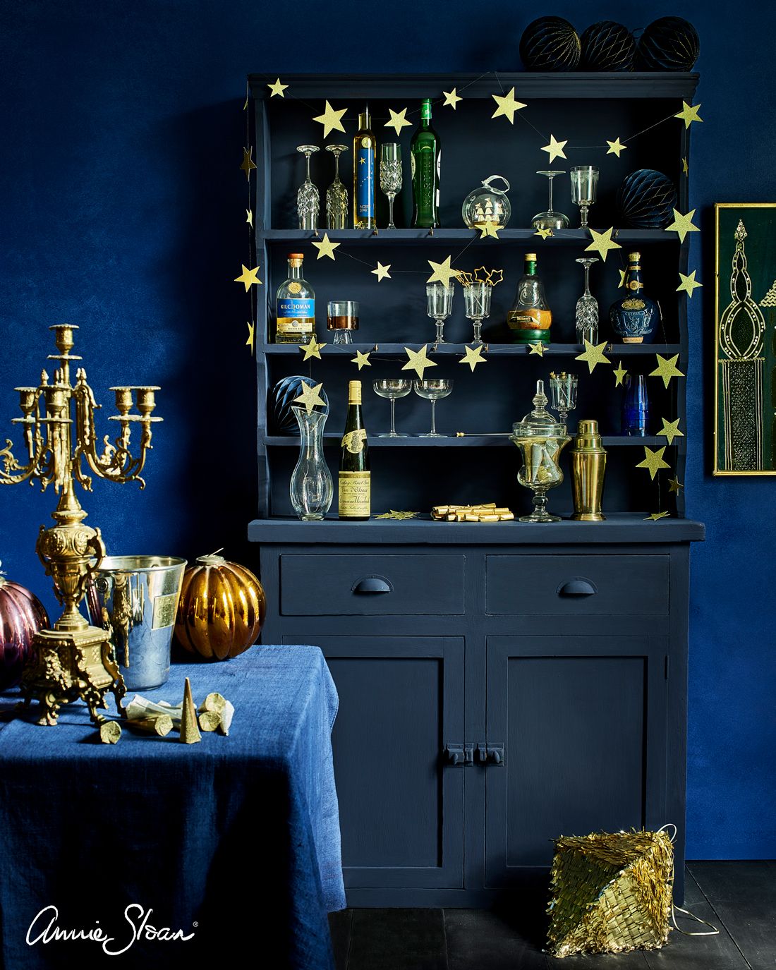 Annie Sloan Chalk paint Napoleonic Blue målad vägg interiör Glada ungmöns diversehandel bild 11