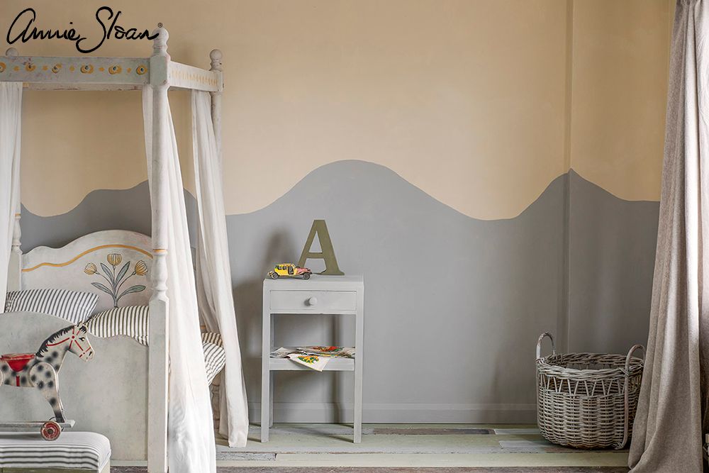 Annie Sloan Chalk paint Old Ochre målad vägg Glada ungmöns diversehandel bild 8