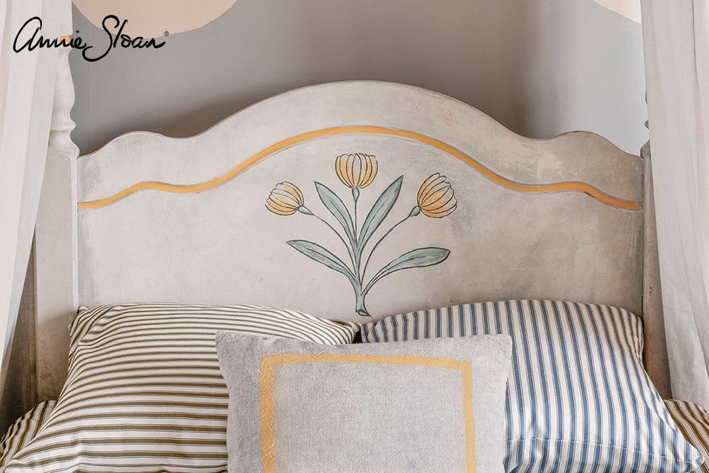 Annie Sloan Chalk paint Old Ochre målad säng gavel Glada ungmöns diversehandel bild 7