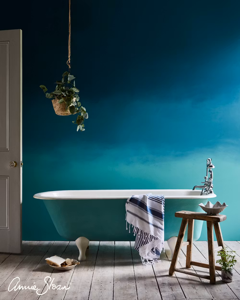 Annie Sloan Chalk paint Provence målad vägg interiör Glada ungmöns diversehandel bild 11