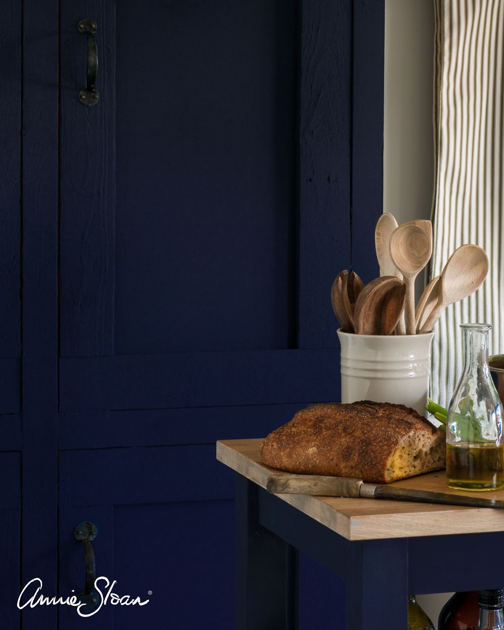Annie Sloan Chalk paint Oxford Navy målat skåp interiör Glada ungmöns diversehandel bild 8