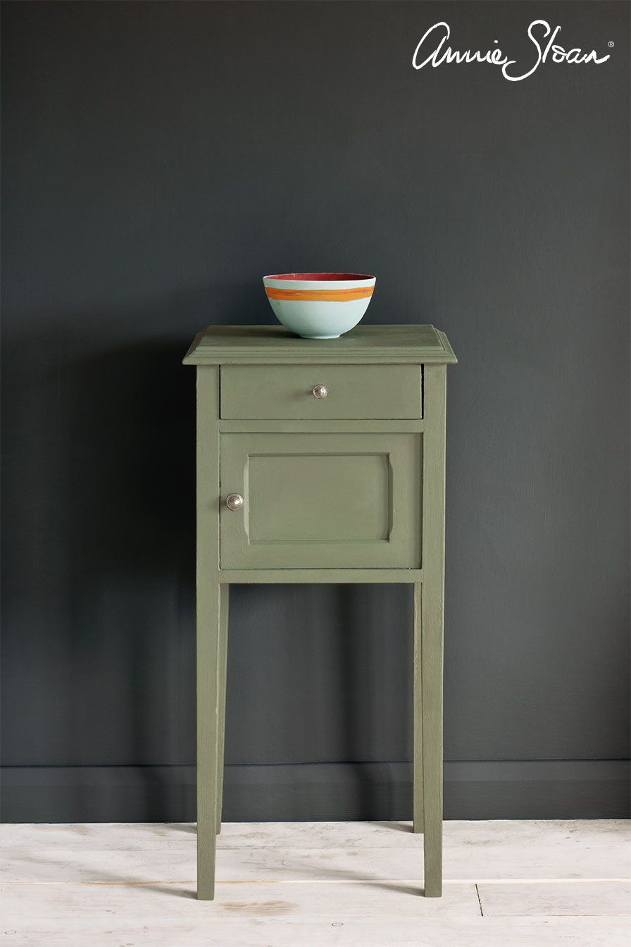 Annie Sloan Chalk paint Chateau Grey målad byrå Glada ungmöns diversehandel bild 8