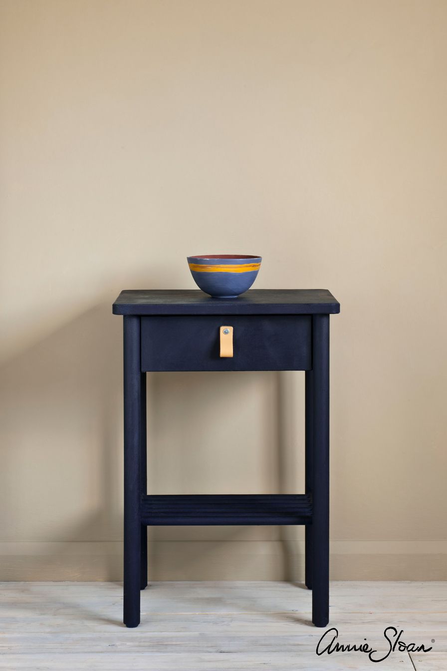 Annie Sloan Chalk paint Oxford Navy målat byrå  interiör Glada ungmöns diversehandel bild 12