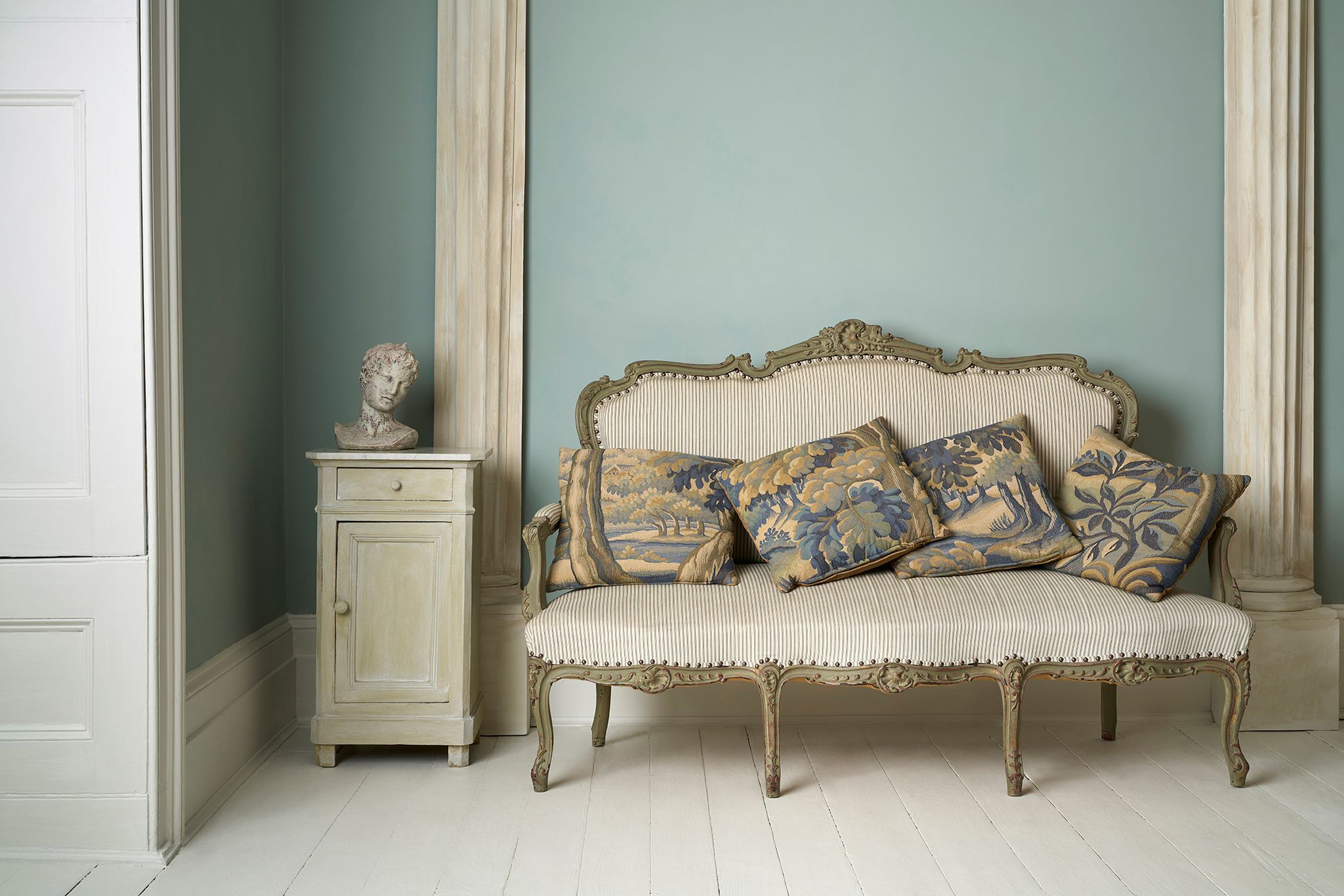 Annie Sloan Wall Paint  Pemberly Blue Väggfärg, Smutsig pastellblå, Blågrå, Glada Ungmön